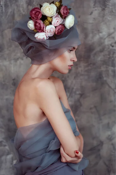 Retrato romântico de jovem senhora em turbante com ranúnculo — Fotografia de Stock