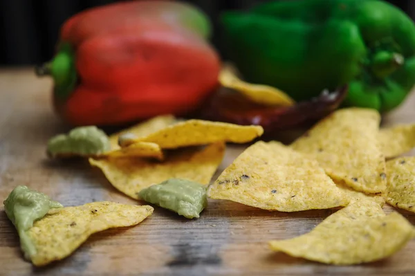 Domácí guacamole s kukuřičnými chipsy pohled shora na dřevěný stůl Royalty Free Stock Obrázky