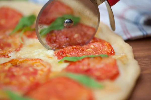 Pizza margarita fresca su un piatto di legno — Foto Stock