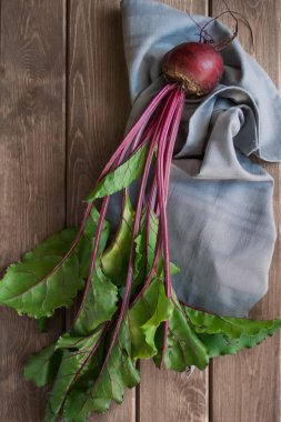 Ahşap masa üzerinde genç pancar