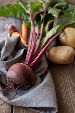 Pancar, patates ve havuç ahşap arka plan üzerinde