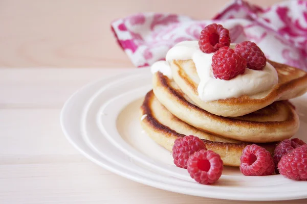 Fritters with a raspberry and sour cream — Stock Photo, Image