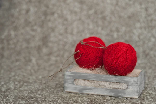 Christmas ball på ull bakgrund. Vinter dekoration. — Stockfoto