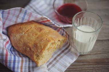 Taze pişmiş ekmek reçel ve bir bardak süt ile servis. 