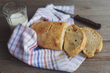 Ekmek ve bir bardak süt..