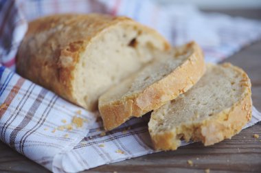 Rustik ahşap zemin üzerine tohumları ile taze pişmiş ekmek