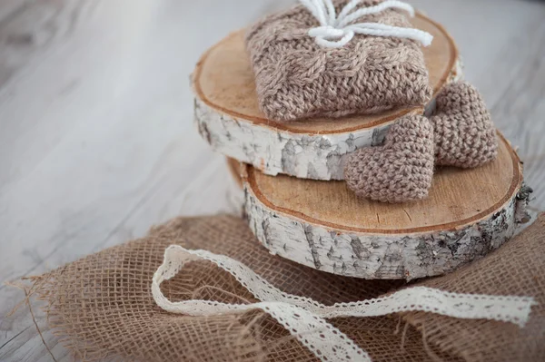 Two knitting hearts on old wooden panel. — Stock Photo, Image