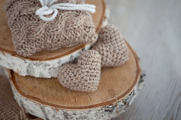 Two knitting hearts on old wooden panel. — Stock Photo, Image