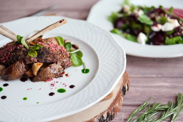 Rack of Lamb with mushrooms and roast potatoes — Stock Photo, Image