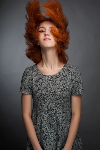 Pelo rojo. Mujer hermosa con pelo corto — Foto de Stock