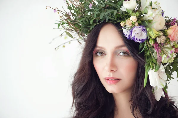 Beautiful Woman with Curly Hair, Makeup and Flowers Wreath — Stock Photo, Image