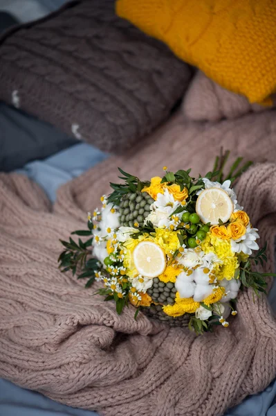 婚礼花束从棉花、 柠檬、 洋甘菊在绿色的草地上 — 图库照片