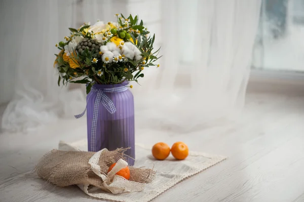 Wedding bouquet from cotton, lemon, chamomile on a green grass — Stock Photo, Image