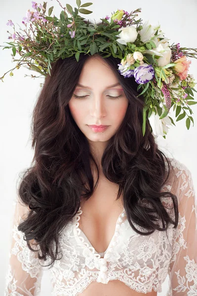 곱슬 머리, 메이크업, 꽃 화 환과 아름 다운 여자 — 스톡 사진