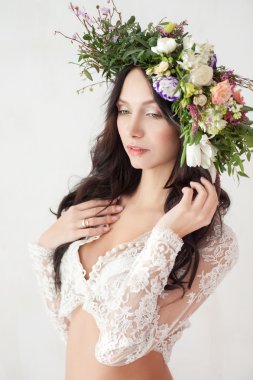 Kıvırcık saç, makyaj ve çiçek çelenk ile güzel kadın