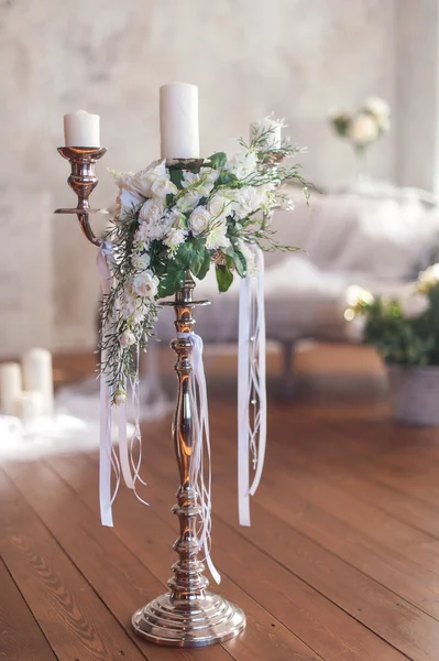 Buquê de flores de casamento romântico com castiçal — Fotografia de Stock