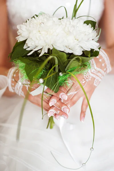 Hände der Braut. mehendi weißer Henna — Stockfoto