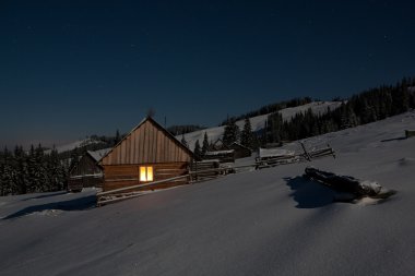 Geceleri alpine mera üzerinde ev çoban