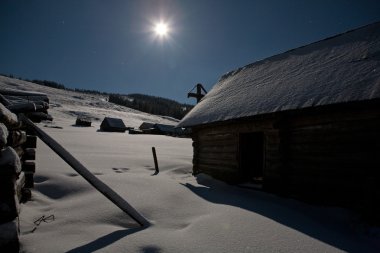 Geceleri alpine mera üzerinde ev çoban