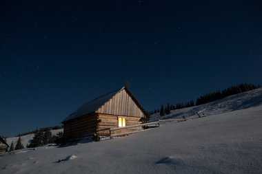 Geceleri alpine mera üzerinde ev çoban