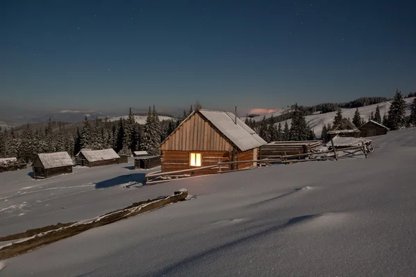 Pastores da casa no pasto alpino à noite — Fotografia de Stock