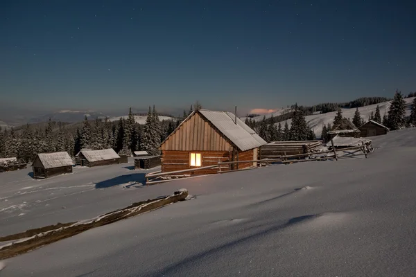 Geceleri alpine mera üzerinde ev çoban — Stok fotoğraf