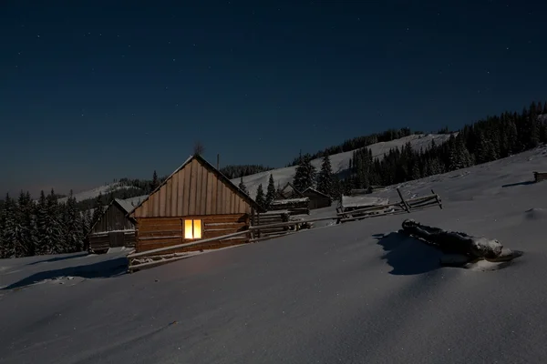 Geceleri alpine mera üzerinde ev çoban — Stok fotoğraf