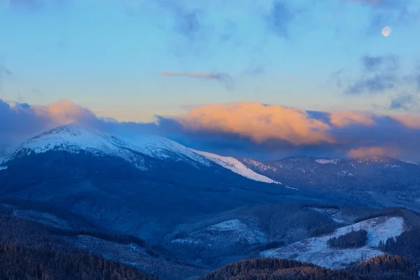 カルパティア山脈冬の日の出 — ストック写真