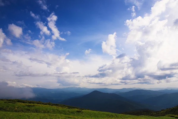 Carpathians 위에 하늘 — 스톡 사진