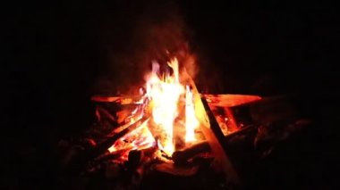 Geceleri ormanda çadırın yanında şenlik ateşi.