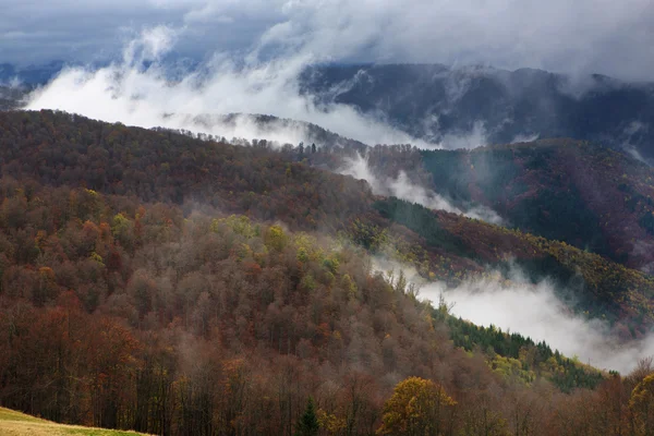 Nuvens acima do vale dos Cárpatos — Fotografia de Stock