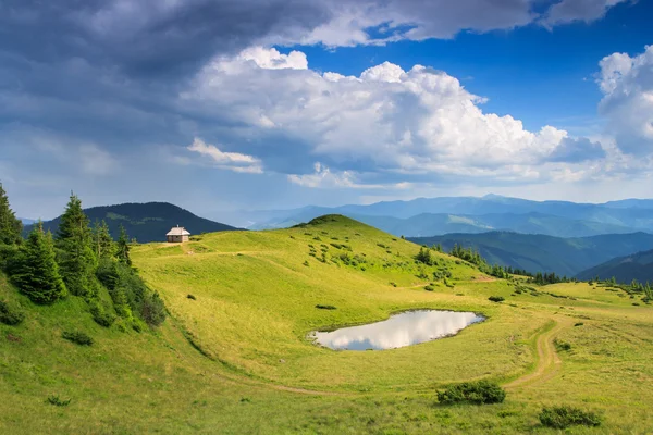 Molnig himmel över Karpaterna — Stockfoto