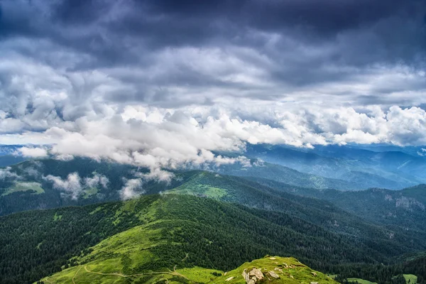 Chornohora 海嶺を越える曇り空 — ストック写真