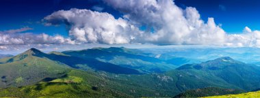 Sabah bulutlar Karpatlar dağlarda