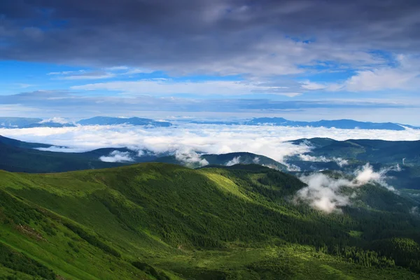 Nuvens da manhã nas montanhas dos Cárpatos — Fotografia de Stock