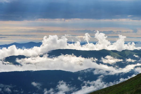 Nubes matutinas en las montañas de los Cárpatos — Foto de Stock