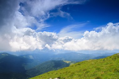 Karpatlar üzerinde bulutlu gökyüzü