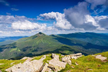Karpatlar üzerinde bulutlu gökyüzü