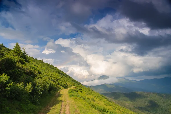 Arco iris en los Cárpatos ucranianos — Foto de Stock