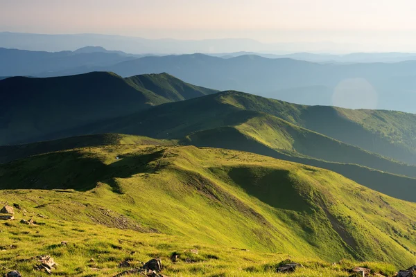 Pendientes verdes de las montañas Cárpatas — Foto de Stock