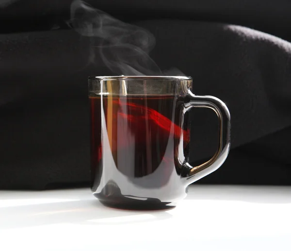 Una taza de té en el alféizar —  Fotos de Stock