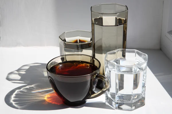 En kopp te och ett glas vatten — Stockfoto