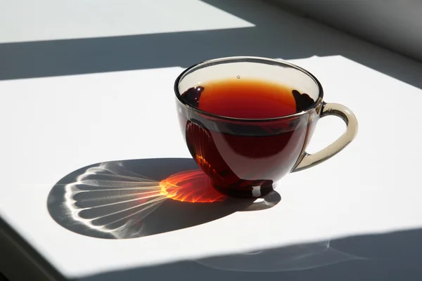 Чашка чая на подоконнике — стоковое фото