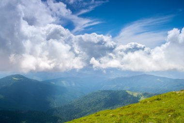 Karpatlar üzerinde bulutlu gökyüzü