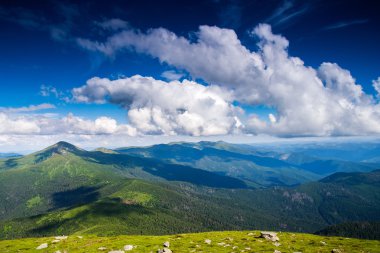 Karpatlar üzerinde bulutlu gökyüzü