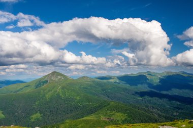 Karpatlar üzerinde bulutlu gökyüzü