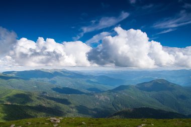 Karpatlar üzerinde bulutlu gökyüzü