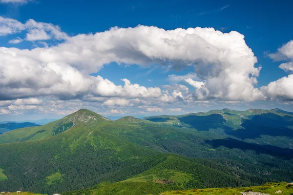 Cielo nublado sobre los Cárpatos — Foto de Stock