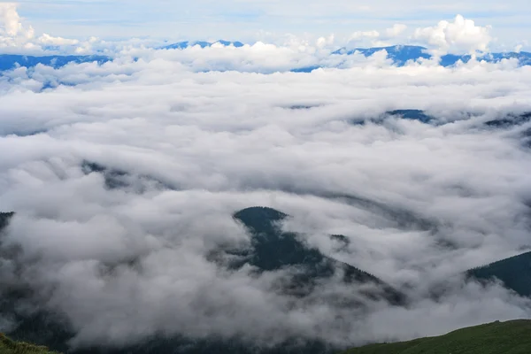 Bulutlar Dağların üzerinden rise — Stok fotoğraf
