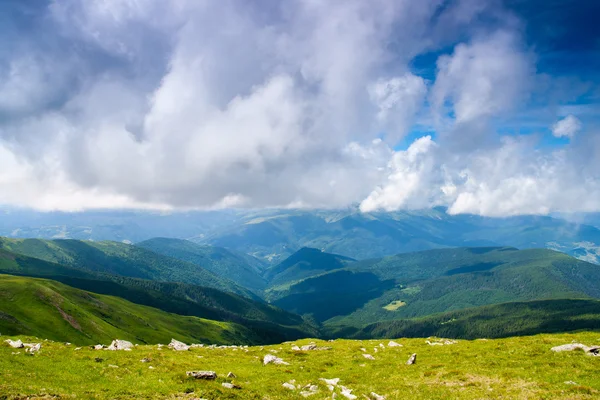 Cielo nublado sobre los Cárpatos — Foto de Stock